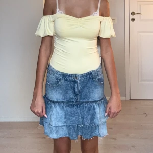 Gul body - Säljer en jätte fin gul body från USA 🇺🇸 den är ifrån TJ Max 