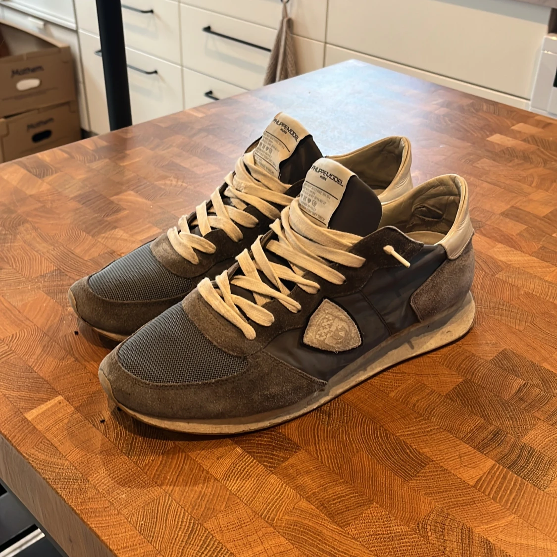 Grå sneakers från Philippe Model