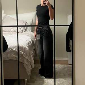 Svarta baggy/vida jeans midwaist  - Säljer dessa asballa jeans från weekday som tyvärr inte kommer till användning. Storlek 34 men jag har strl 36 och passar mig med:) Helt nya och har fortfarande prislapp på sig!💗