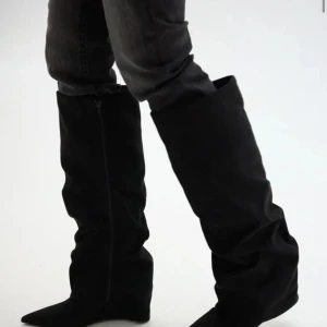 Höga boots Nelly  - t boots från Nelly.   Har endast använt end gång. Väldigt bra skick sulan.   Beskrivning :  Tillverkad av mockaimitation -  Spetsig tå.  Klackhöjd: 8 cm