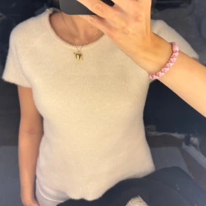 Fin topp - Jätte söt topp i lurvigt material med öppen rygg ifrån Zara, köpt för 499kr och prislappen kvar. I storlek L men liten i storlek och går att justera med knytena i ryggen 💕💕