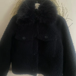 Mörk blå jacka med fuskpälskrage Gina Tricot - Mysig mörkblå jacka från Gina Tricot med stor fluffig fuskpäls vid kragen. Perfekt inför hösten