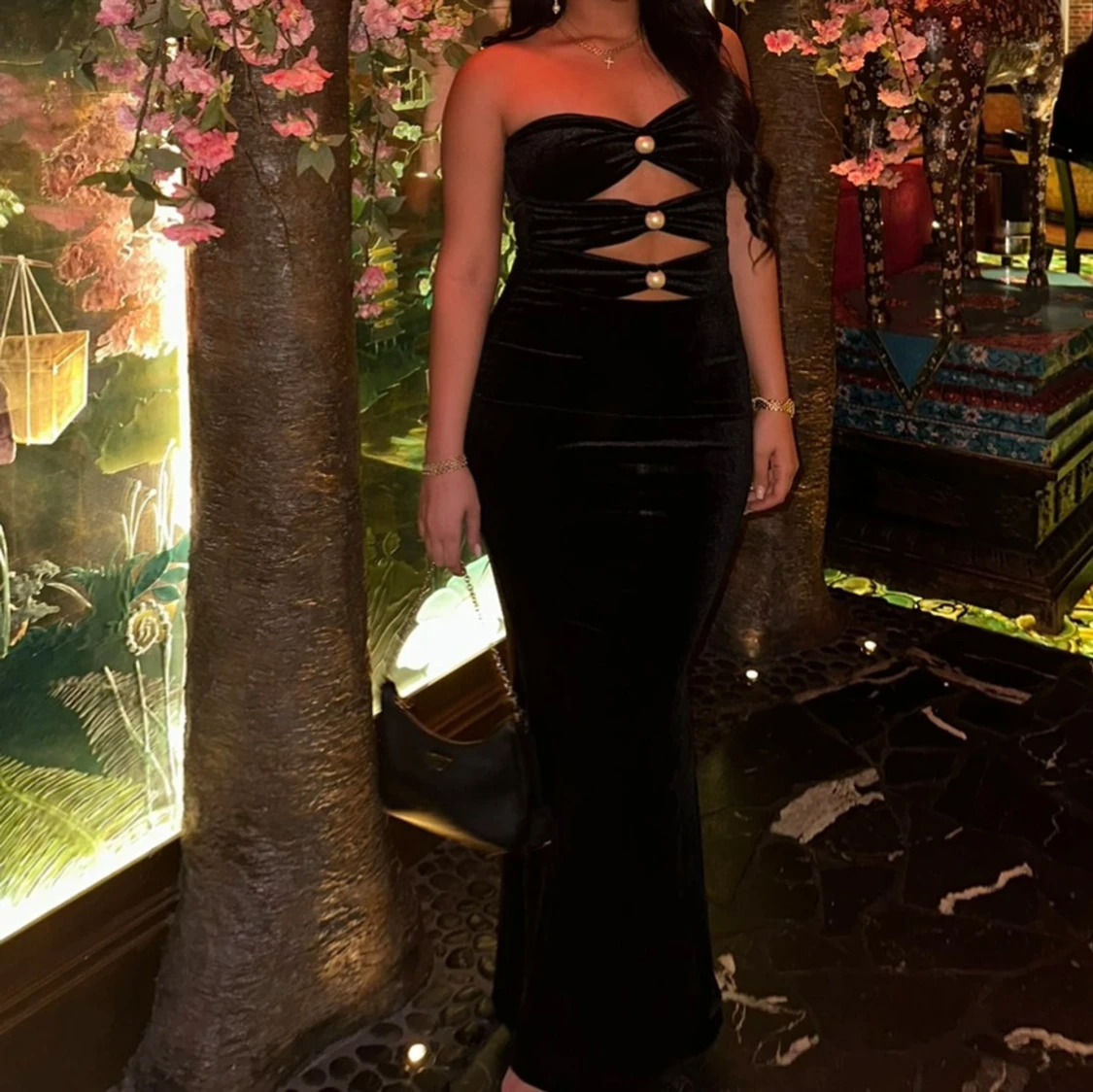 Svart axelbandslös långklänning