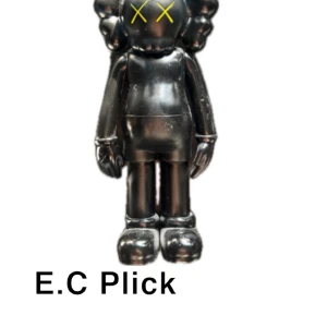 Kaws docka - KAWS Companion Black figur med originalförpackning. Samlarobjekt i plast med ikoniska X-ögon i gult. Figuren och boxen visar mindre slitage, men är i gott skick. Perfekt för samlare och konstentusiaster.