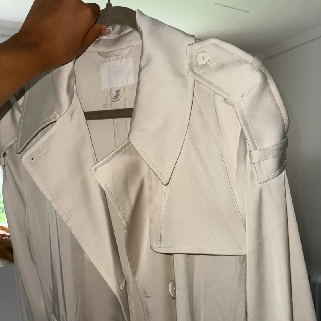 Beige trenchcoat från H&M - 3