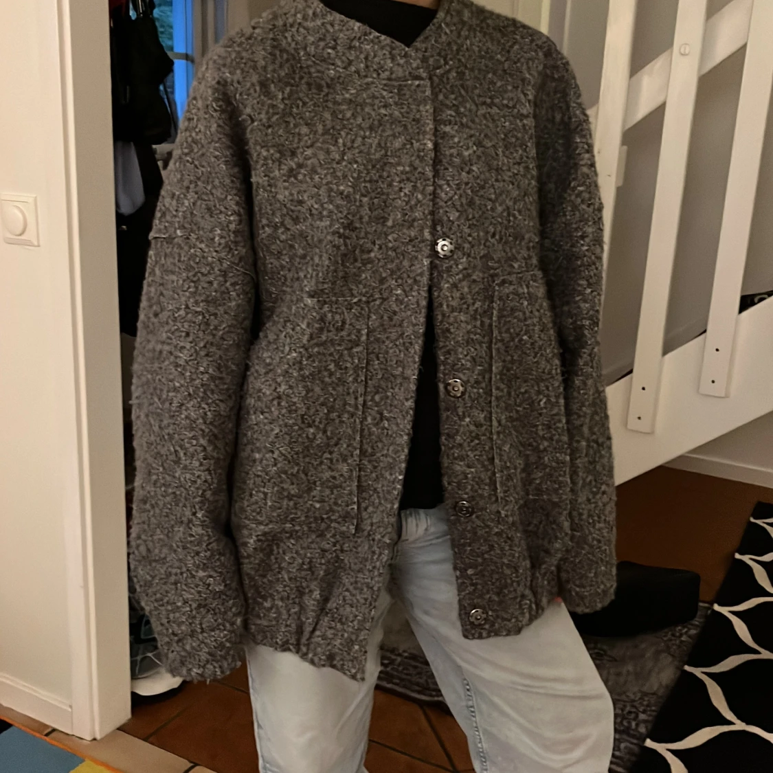 Grå kofta/jacka med knappar - 2