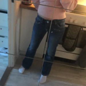 Gina tricot Bootcut low rise jeans mörk blå - Sköna jeans! Har knappt använts💝
