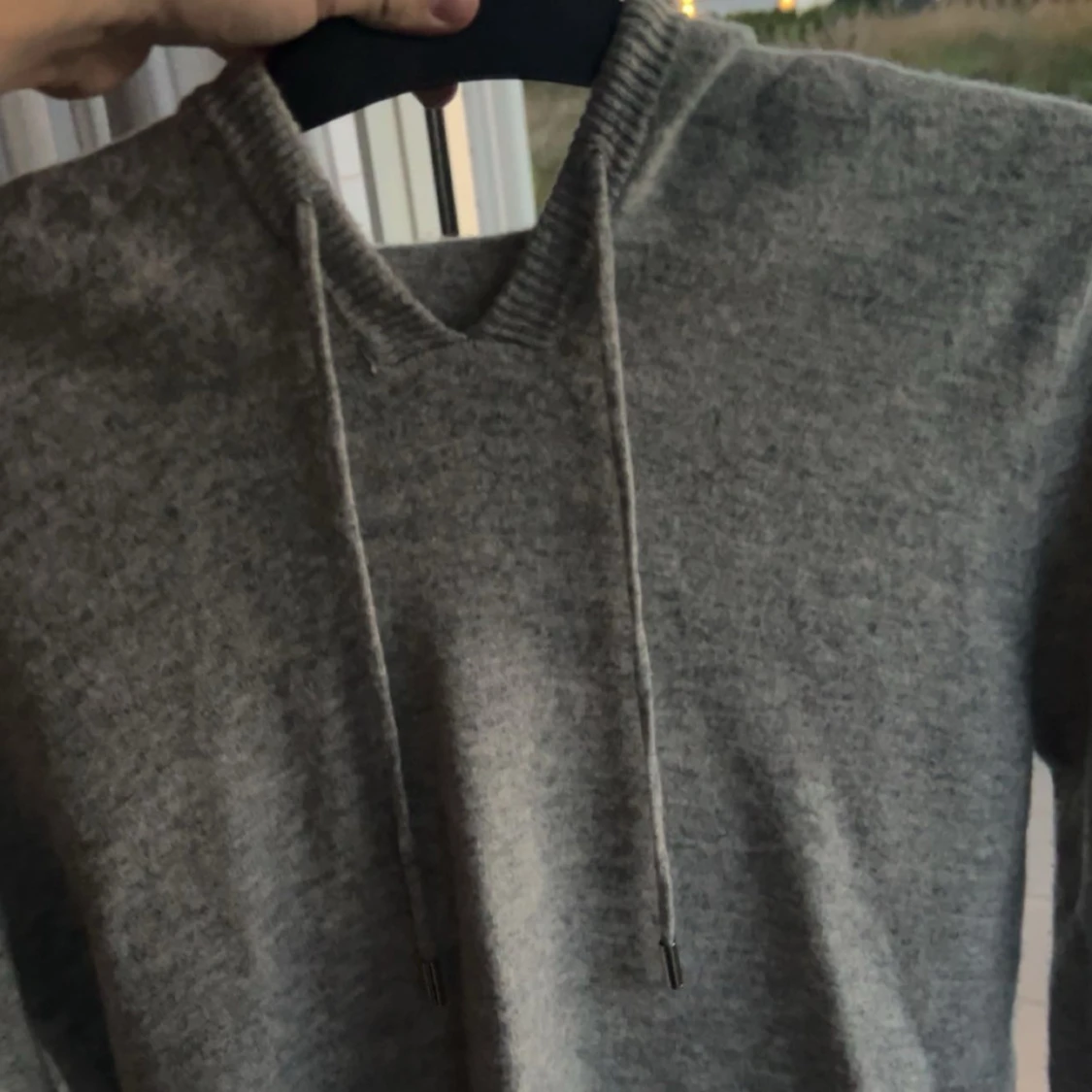 Grå stickad hoodie med snörning - 1