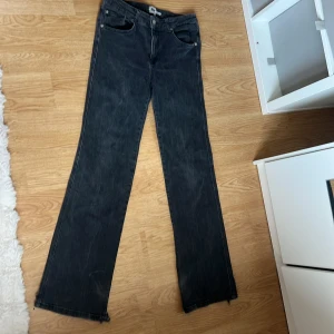 Svarta wide jeans med fickdetaljer - Säljer ett par svarta jeans från 15 Minutes med breda ben och snygga fickdetaljer bak med lock och knapp. Klassisk femficksmodell framtill och raka, lite loose ben. Perfekta för dig som gillar en avslappnad och trendig look.