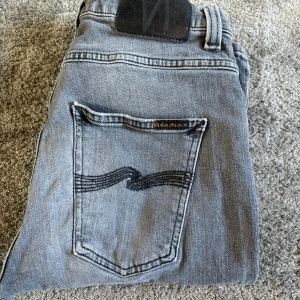 Gråa Nudie Jeans Grim Tim  - Gråa Nudie Jeans||Skick 9/10||Storlek 29/30||Modell Grim Tim||Skriv vid minsta intresse||
