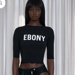 Svart topp Mowalola EBONY - Svart croppad topp från MOWALOLA. Den är helt ny aldrig använd!