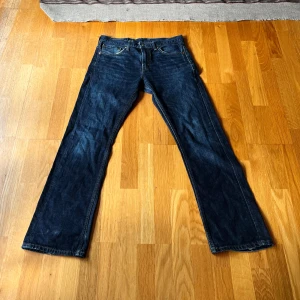 Levis 527 - Levis jeans i modellen 527, de ska alltså vara lättare bootcut. Gott skick. Bara att skriva vid frågor