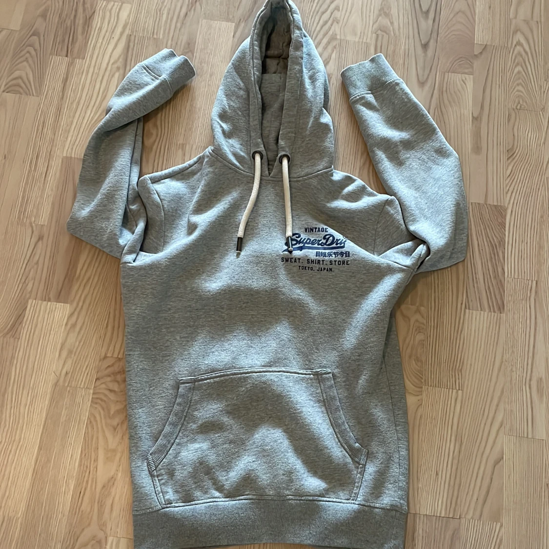 Grå hoodie från Superdry