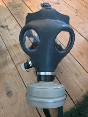 Gasmask - En vanlig gasmask som funkar som den ska. Använd väldigt sällan 