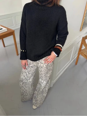 Svart stickad polotröja - Säljer en svart turtleneck från design by si! Den är väldigt lik den populära tröjan från &other stories. Helt ny, endast testad men kan inte skicka tillbaka eftersom det var en julklapp!