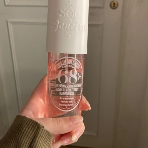 Sol de Janeiro brazilian Crush Cheirosa 68 Mist 💗 - Perfume mist med brasiliansk jasmin och pink dragonfruit. Fräsch och trendig doft som passar perfekt för dig som vill ha en populär parfym att skryta om! ✨💅 Korken är lite smutsig men det skadar ju inte doften 💗✨💗 Har sprayats rätt många gånger men det finns fortfarande mycket kvar! OBS TRYCK INTE PÅ KÖP NU!🚨⚠️