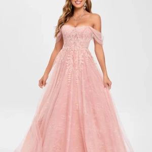 Balklänning från JJ’s house  - Säljer min superfina ljusrosa långklänning med offshoulder spetsdetaljer eftersom den inte längre kommer till användning. Banden går att ha på många sätt bland annat som offshoulder eller som vanliga band eller vika in dem så de blir en tub klänning.