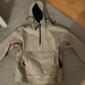 Beige snowboardjacka från Dope - Säljer denna fina snowboardjacka i storlek XS från Dope. Passar både tjej och kille! I väldigt fint skick, nästan nyskick! Kan skicka mer bilder om de önskas🥰