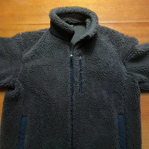 Fleecejacka - Säljer min fleecejacka från Uniqlo i storlek XS. Använd få gånger och är i fint skick. Jag köpte den för 699kr i affär. Storlek XS men kan passa S också. Skriv gärna till mig om ni har några frågor.