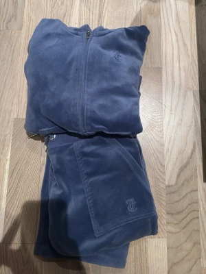 Blå veloursätt från Juicy Couture - Mjukt och skönt blått sett från juicy couture,jag sänker priset pågrund av en fläck på bak fickan