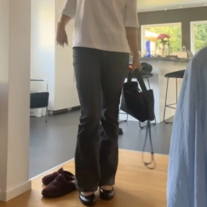 Grå jeans med bootcut Brandy Melville - Populära jeans från Brandy Melville som jag inte längre använder. Köpta för 450kr och finns ej att köpa längre. De är one size och passar mig som brukar bära 36. Skulle säga att de passar storlekar xs, s.💞💞