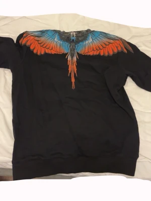 Marcelo burlon Tröja - En fin marcelo burlon tröja som är bokstavligen använd en gång sen aldrig mer. Storlek M och är nästan som helt ny bara legat i garderoben ett bra tag. om man kollar på sista bilfen så ser man att det är lite vitt, ja det är rakt av lite damm som försvinner i tvätten och om det inte gör jag swishar tillbaka allt personligt.