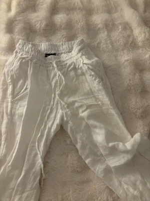 Vita linnebyxor från Chelsea Girls - Snygga vita linnebyxor från Chelsea 💕