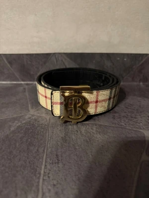 Burberry bälte  - Säljer en fin bälte från Burberry använd ett par gånger och är helt nya 
