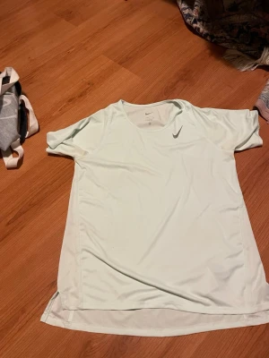 Sport tröja - Turkos sport tröja från Intersport 