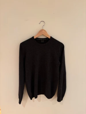 Mörkgrå kashmirtröja Massimo Dutti - Säljer en mörkgrå, mjuk och lyxig tröja från Massimo Dutti i 100% kashmir. Ett utmärkt skick och ett nypris på ca 1300kr. Priset kan självklart diskuteras!