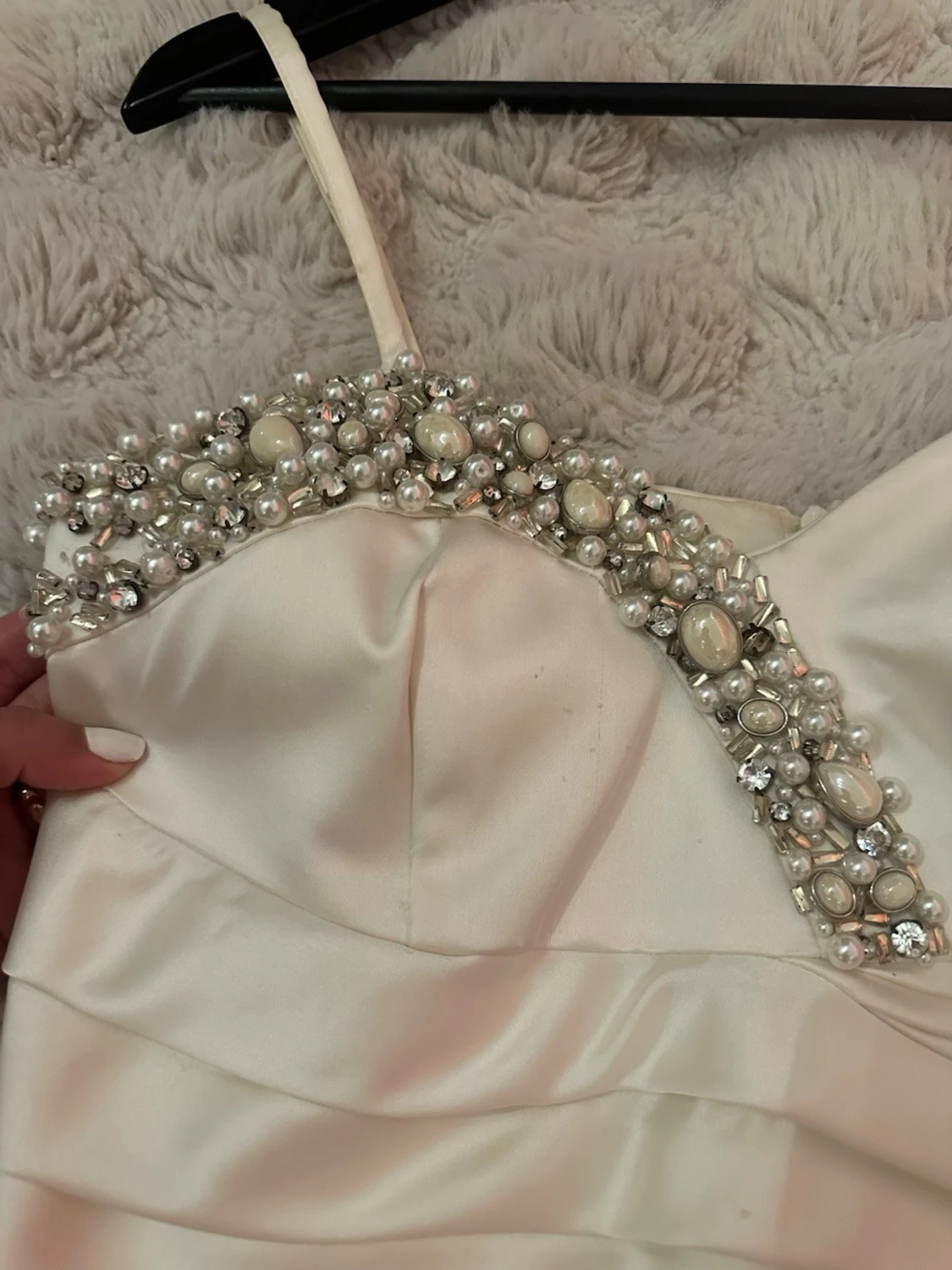 Vit kort klänning med pärlor och strass - 2