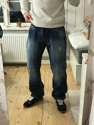  Hilfiger Denim jeans - Tjenare! Säljer ett par tvär fetta Hilfiger Denim jeans med ruggigt snygga slitningar🔥Jeansen är i storlek W32 L32 och har en rak/baggy passform👖vid frågor eller vid behov av fler bilder är det bara att kontakta mig privat, Mvh Olle👋