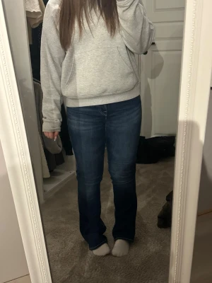 Blåa true religion jeans - Säljer ett par mörkblå jeans från True Religion med ikoniska kontrastsömmar och broderade bakfickor. Modellen har bootcut-ben och klassisk femficksdesign. Jeansen är i ett mjukt denimtyg och har snygga slitningar framtill för en cool look. Jeansen är knappt använda och nypriset på dom är 1300💓 pris går att diskutera!