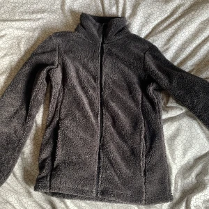 Teddy jacka - En mjuk och mysig Teddy jacka. Använd ett fåtal gånger, jag har själv klippt bort lappen där storleken stog då den skavde.