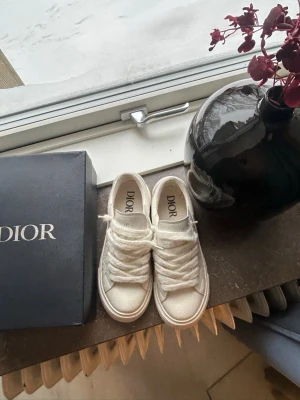 Vita Dior sneakers  - Säljer ett par exklusiva vita Dior B33 spin sneakers i vit färg. |väldigt fint skick 9/10| Storlek:44 | Nypris:- 11 500kr | Sjölvklart äkta~kvitto tillkommer/ DMa🤩