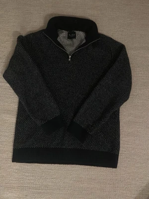 Stickad half zip - Riktigt fet half zip från bondelid, den har små ”stjärnor” i ett mönster