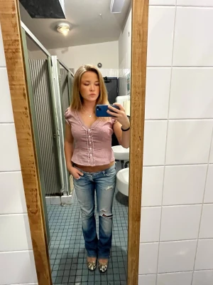 Rutig blus med volang och knappar - Supersöt rutig blus i rött och vitt volangdetaljer och puffärmar. Köpt i Australien och knappt använd. 