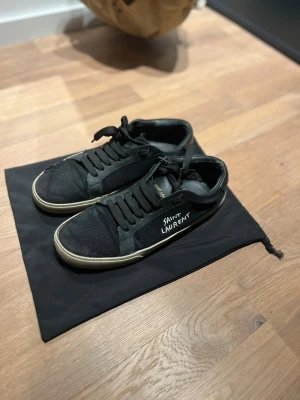 Saint Laurent skor - Saint Lauret court classic|Skick 5/10 - man ser att dem är använda och de finns skador enligt sista två bilderna men dem känns ej av när skon är på och syns knappt.