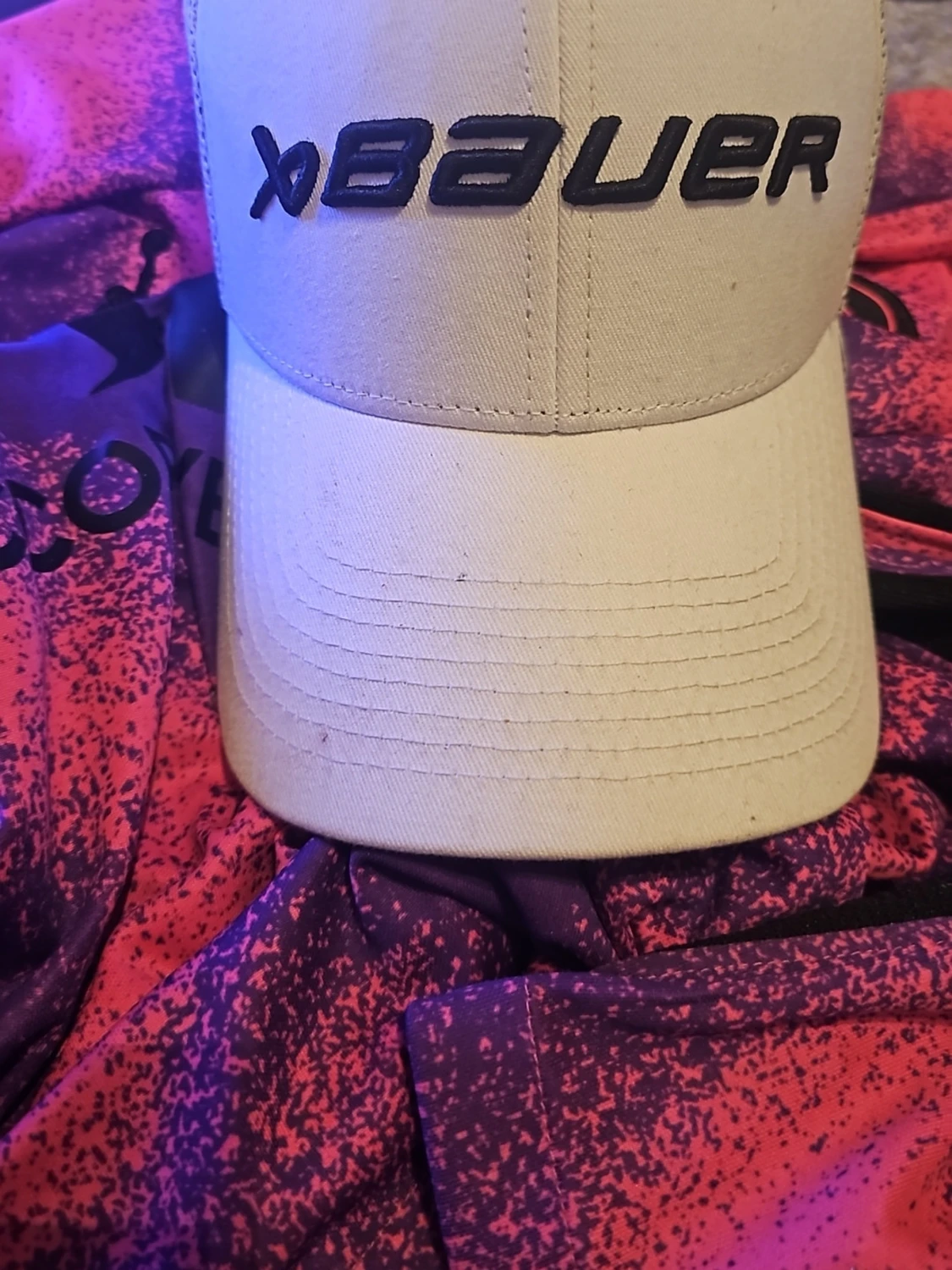 Beige Bauer keps med mesh och autograf av Anton levt och Petra nemi