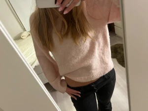 Ljusrosa stickad tröja Gina Tricot - Supermjuk och fluffig ljusrosa stickad tröja från Gina Tricot i ullmix. Tröjan har en croppad passform, rund halsringning och långa ärmar. Perfekt för att hålla sig varm och ändå se söt ut under kyliga dagar.