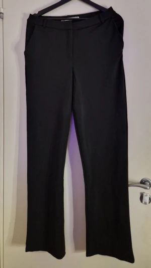 Svarta kostymbyxor  - Svarta kostymbyxor från lager 157. Låg midja och raka ben enligt hemsidan. Snedställda fickor fram i fram. Köptes för längesen men aldrig kommit till användning då dom är för stora