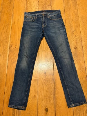 Nudie Jeans Grim Tim - Sjukt feta Nudie Jeans Grim Tims som är i väldigt bra skick. Storlek W31 och de är L32 i längd. Tveka inte på att höra av er vid frågor. 