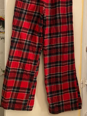 Pyjamas byxor  - Ett par pyjamas byxor med rutig form. Ett par bekväma baggy sov byxor 
