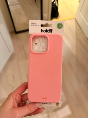 Holdit mobilskal, Iphone 15 pro Max - Ett helt nytt holdit mobilskal i färgen rosa. Modell: Iphone 15 PRO Max. Sitter kvar i förpackningen. 