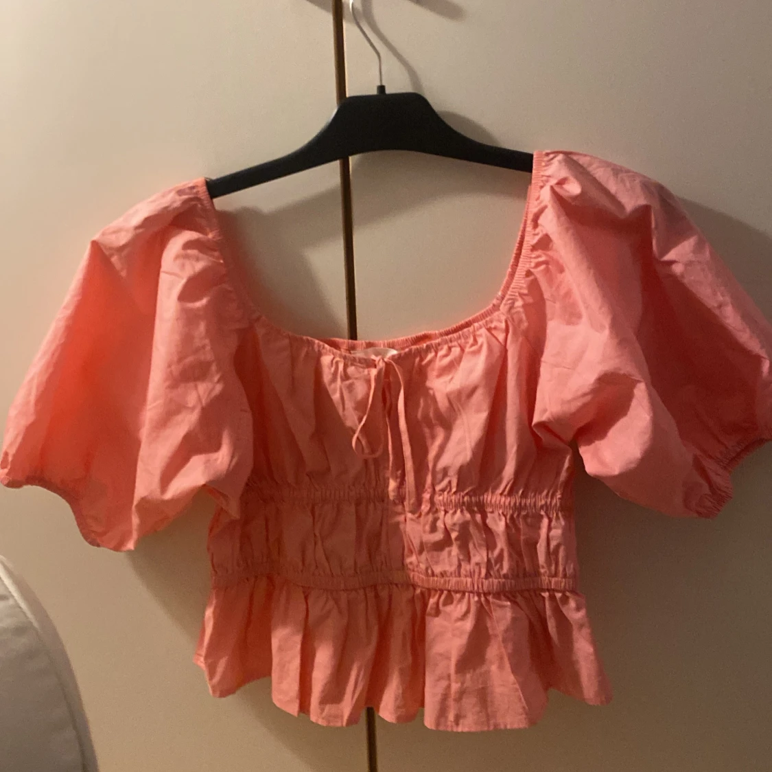 Rosa blus med puffärmar, strl S från Hm
