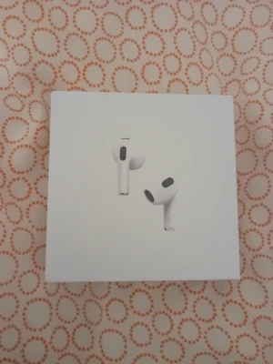 Apple AirPods 4 - Säljer ett par Apple AirPods 4 i originalförpackning. Trådlösa hörlurar med hög ljudkvalitet och smidig anslutning till Apple-enheter. Kartongen ser ut att vara i mycket gott skick, inga synliga skador eller slitage.