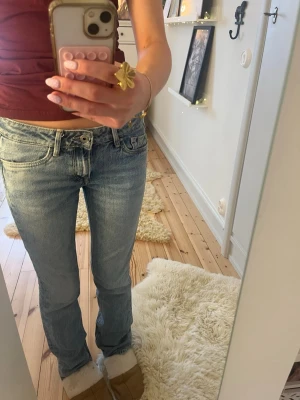 Pepe jeans  - Det står att den är bootcut men skulle säga att den är mer raka, dem heter piccadilly, 