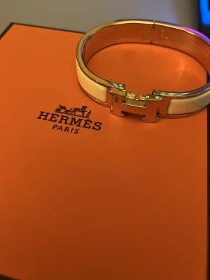 H armband - Hej säljer mitt armband i färgen creme, priset går att diskutera🤗💕