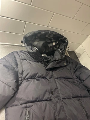 Burbery Jacks size S  - Burbbery jacka size S passar med det fräsa stilen under vinter håller varmt och puffgt 
