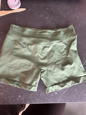 Gröna träningstights shorts GTECH - Säljer ett par gröna träningstights shorts från GTECH i storlek L. Perfekta för gymmet eller löpning.
